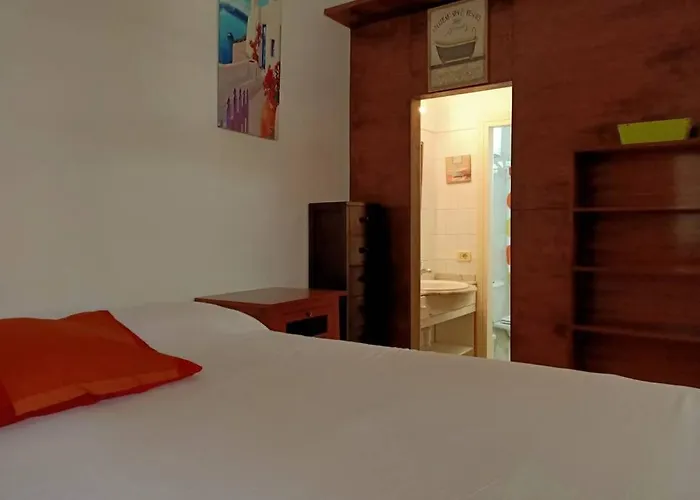 Apartamento-bungalow Con Jardin Y Garaje شقة